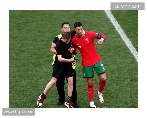 球迷疯狂冲进场内竟抢走C罗球衣引发热议